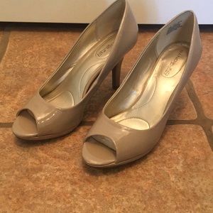 Bandolino Taupe peep-toe Heels Size 7.5